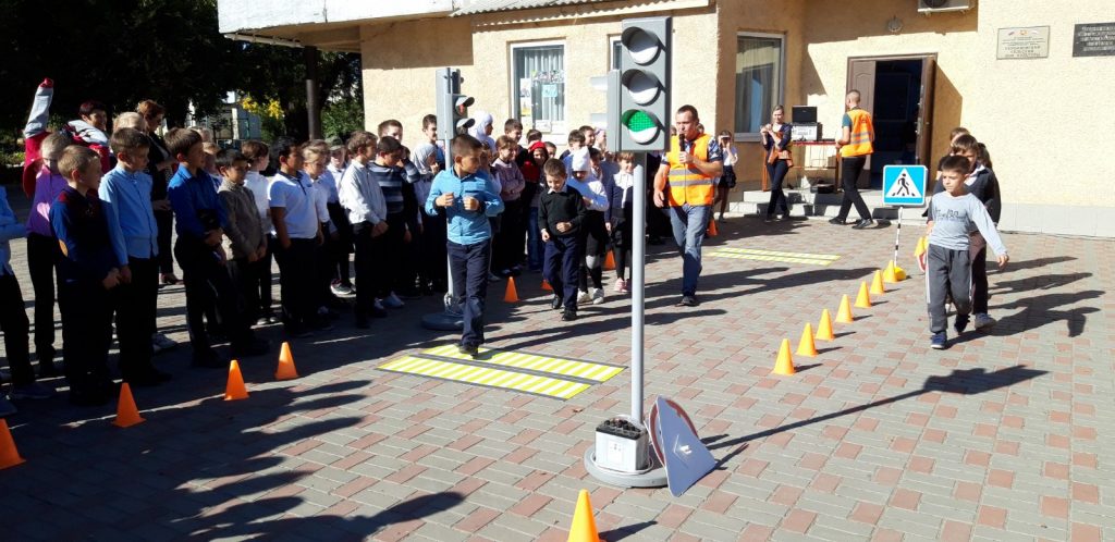 В преддверии осенних каникул сотрудники госавтоинспекции симферопольского района в школах и садиках проводят занятия по правилам дорожного движения