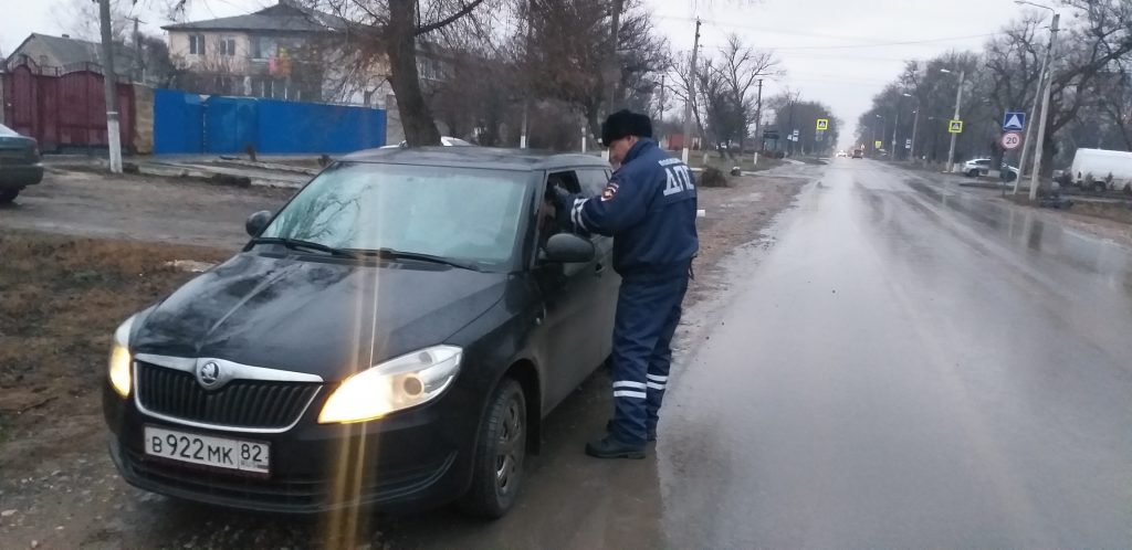 В Симферопольском районе сотрудники Госавтоинспекции и «Родительские патрули» проводят Декаду безопасности дорожного движения «Ребенок пассажир! Ремень безопасности!»