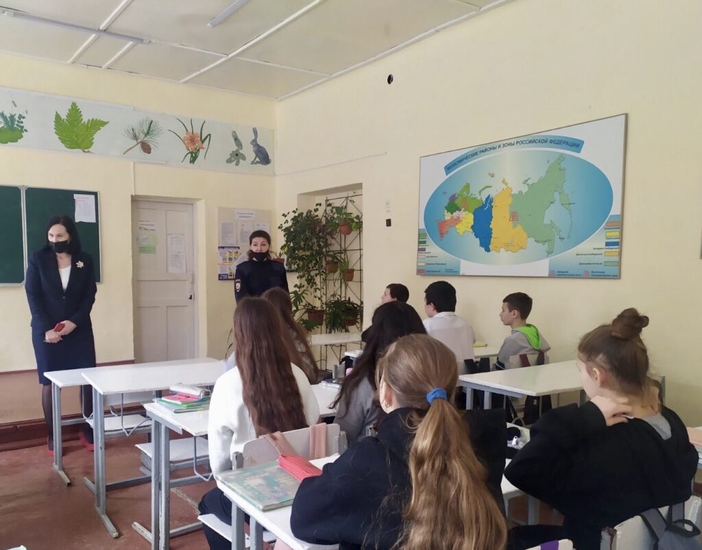 Сотрудниками полиции Симферопольского района проведены мероприятия по правовому информированию детей и подростков