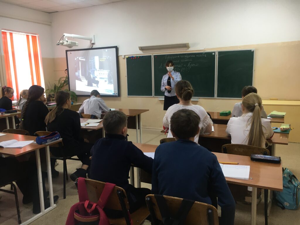 В рамках акции «С ненавистью и ксенофобией нам не по пути» полицейские Симферопольского района провели встречи со школьниками