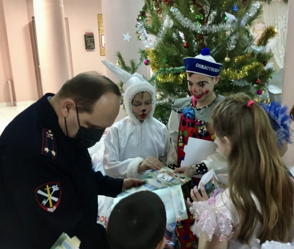 Сотрудники полиции Симферопольского района присоединились к акции «Полицейский Дед Мороз»