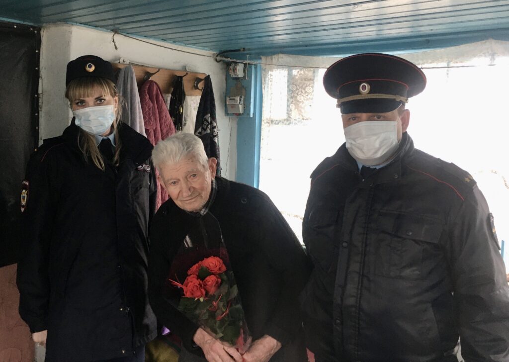 Полицейские Симферопольского района посетили ветеранов органов внутренних дел и участников Великой Отечественной войны