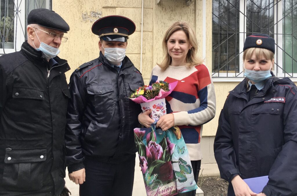 Сотрудники полиции Симферопольского района приняли участие в акции «8 Марта – в каждый дом»